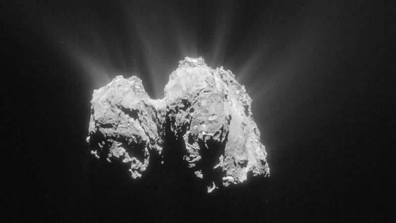 El Cometa 67P, con sus característicos penachos de polvo a su alrededor.